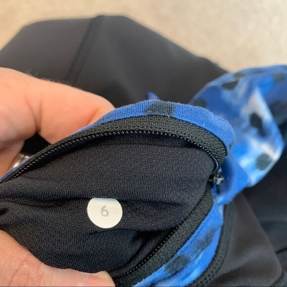 LULULEMON black capris blue polkadot waistband Sz 6 - Picture 3 of 6